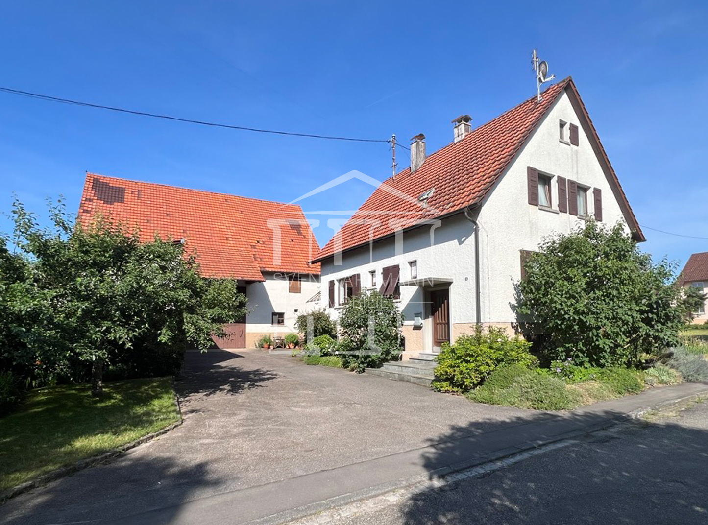 Wohnhaus und Hofeinfahrt