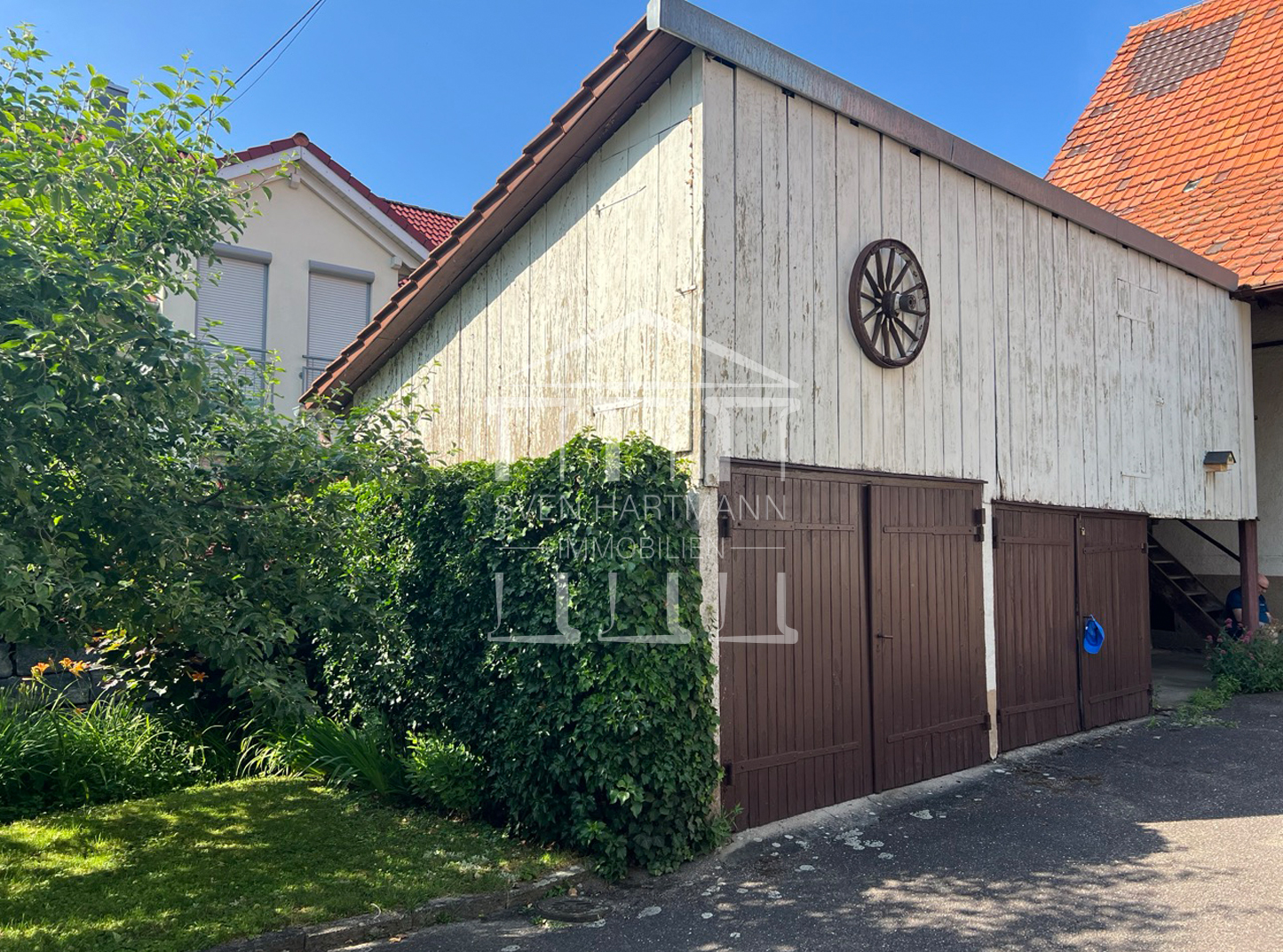 Einzelgaragen und Schuppen